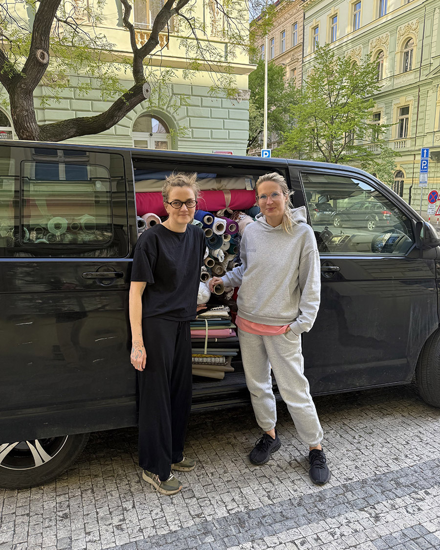 Lenka-Baarová-s-Janou-Řehořovou-při-odvozu-látek